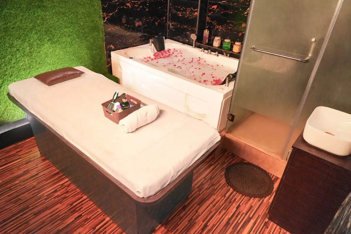 Alora Spa Vile Parle image