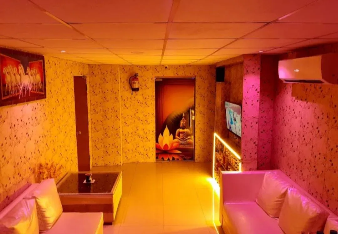 Midas Luxury Spa Vile Parle cover