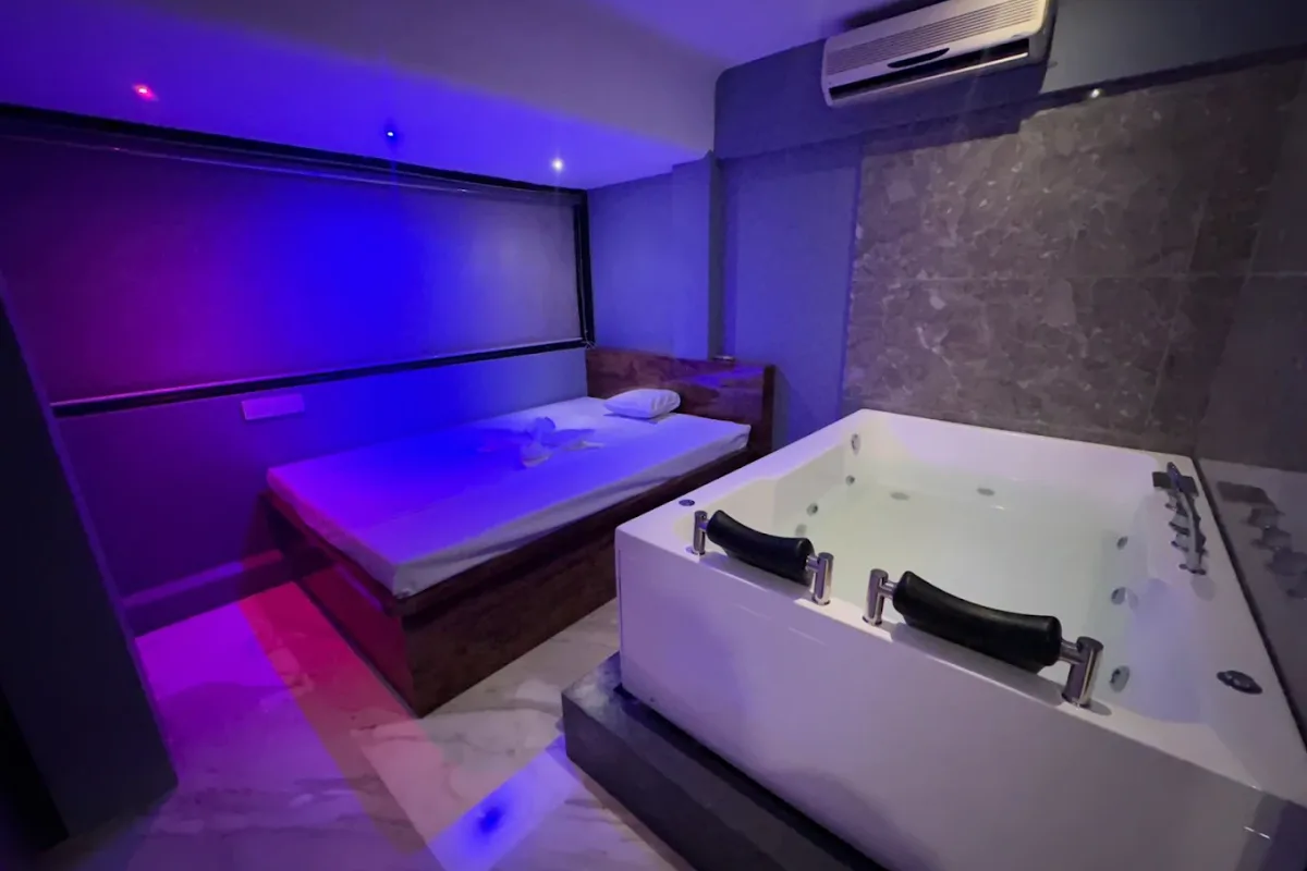 Midas Luxury Spa Vile Parle image